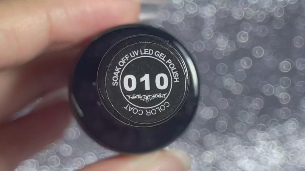 Application du vernis gel bordeaux B-010 Beautilux