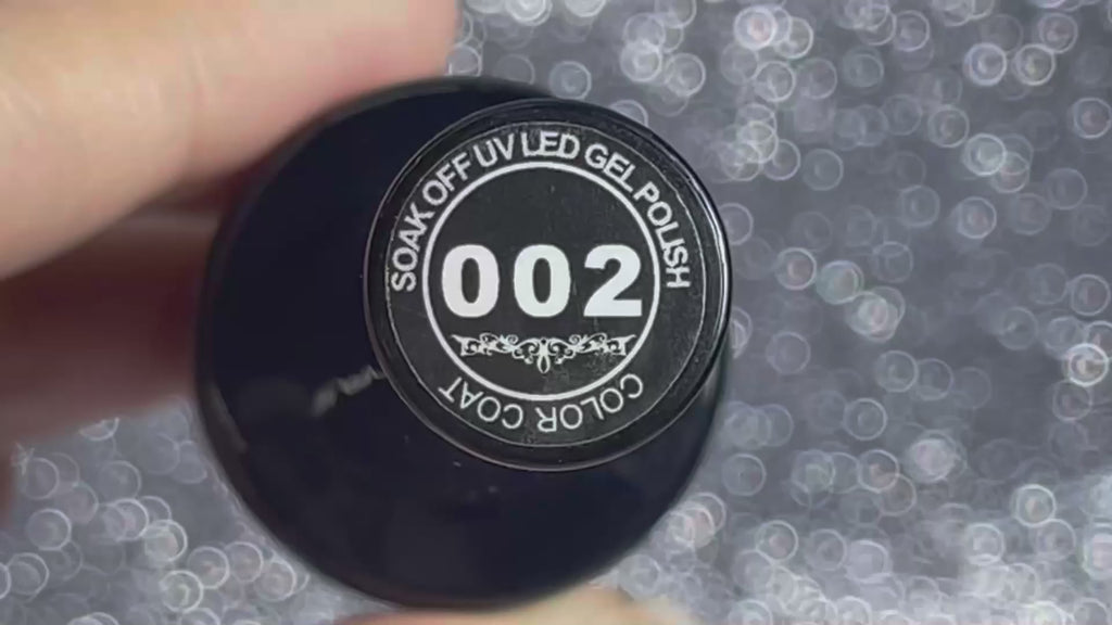 Application du vernis semi-permanent rouge corail B-002 sur ongles  