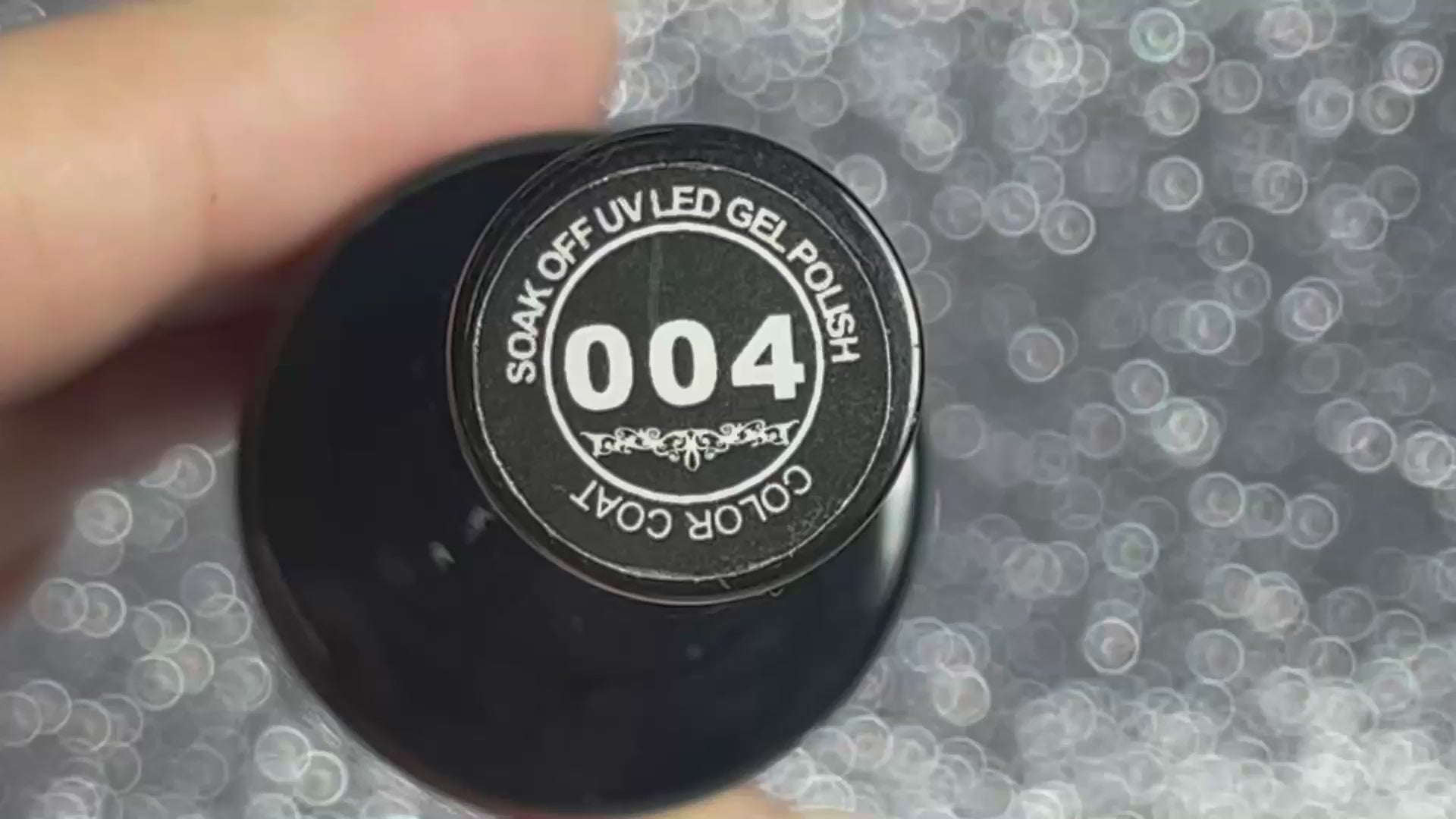 Application du vernis semi-permanent rouge classique B-004 beautilux