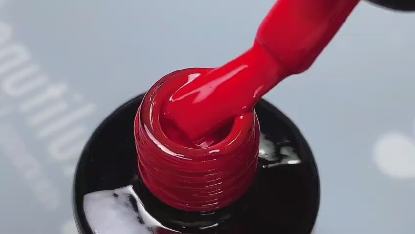 Application du vernis semi-permanent rouge Roussillon AT-01 Beautilux  