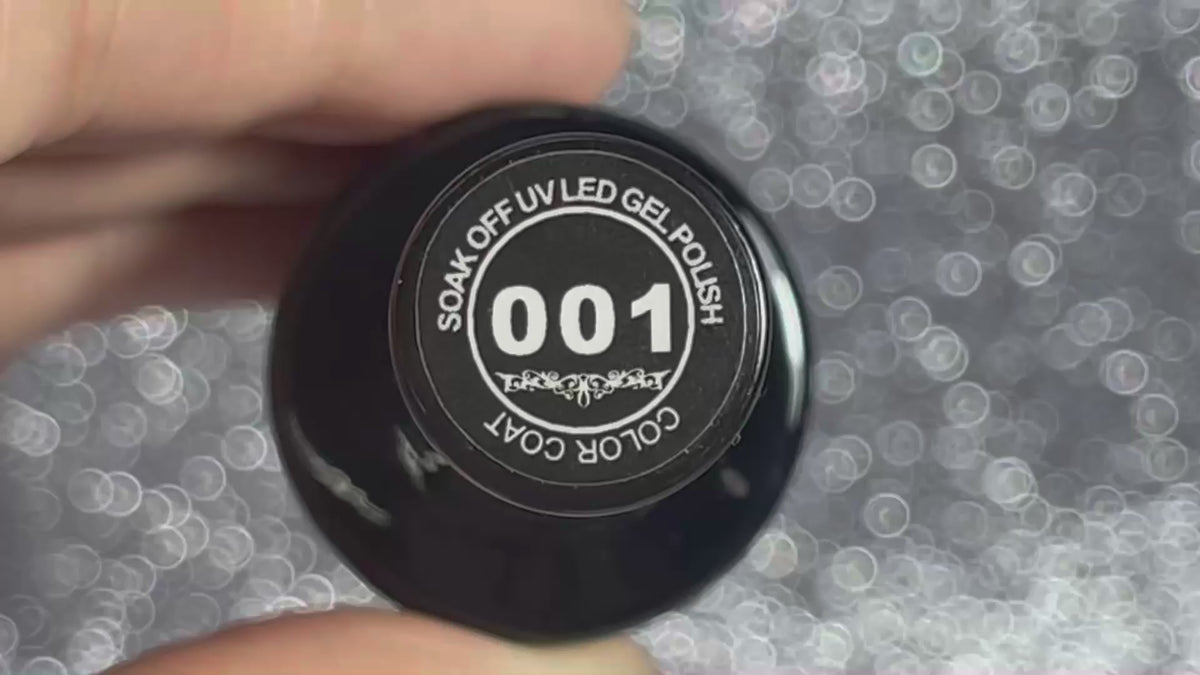 Application du vernis semi-permanent rouge royal B-001 sur ongles  