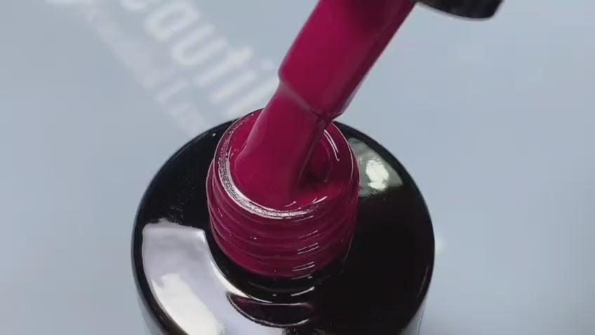 Application du vernis gel rouge canneberge AT-26 Beautilux
