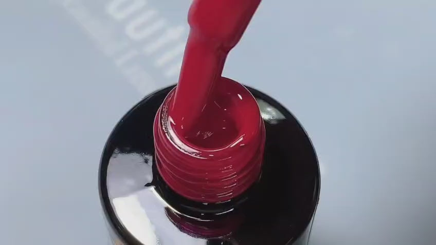 Application du vernis gel rouge sangria AT-27 Beautilux
