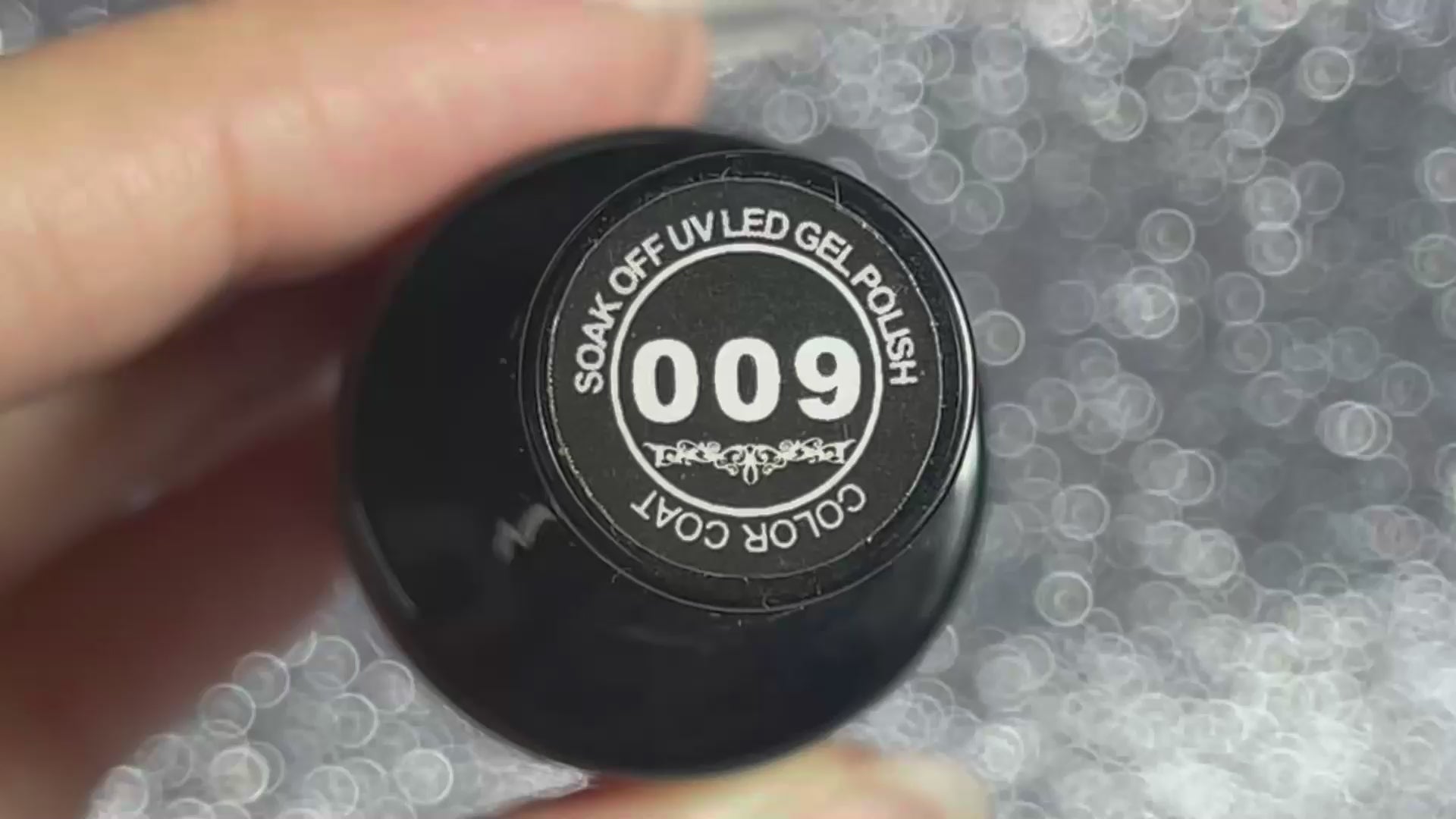 Application du vernis semi-permanent rouge cerise noire B-009 sur ongles