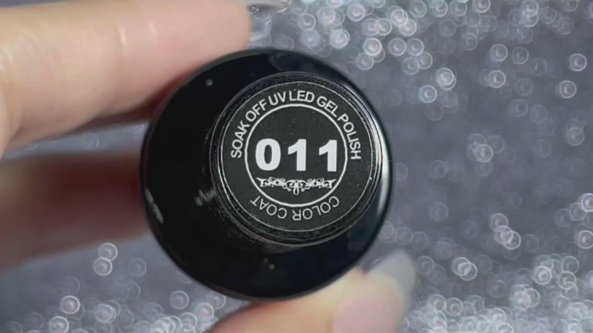 Application du vernis gel rouge chocolat B-011 Beautilux