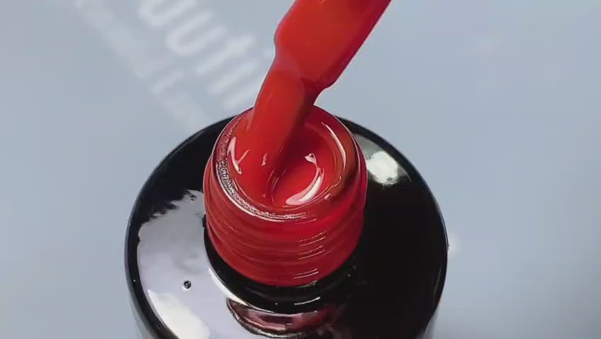 Application du vernis semi-permanent rouge piment AT-25 Beautilux  